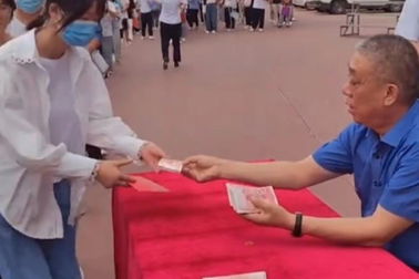 Đại gia Trung Quốc cầm xấp tiền phát cho sinh viên nghèo gây "sốt" mạng