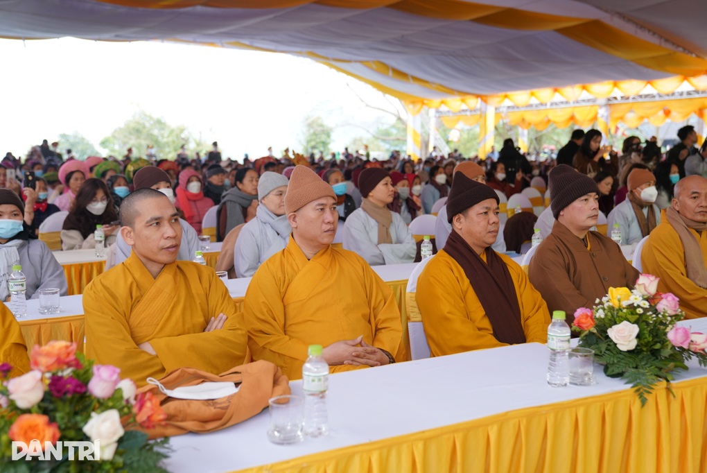 Hàng nghìn người đổ về ngôi chùa nhiều kỷ lục Việt Nam dự khai hội - 2 Hàng nghìn người đổ về ngôi chùa nhiều kỷ lục Việt Nam dự khai hội - 2