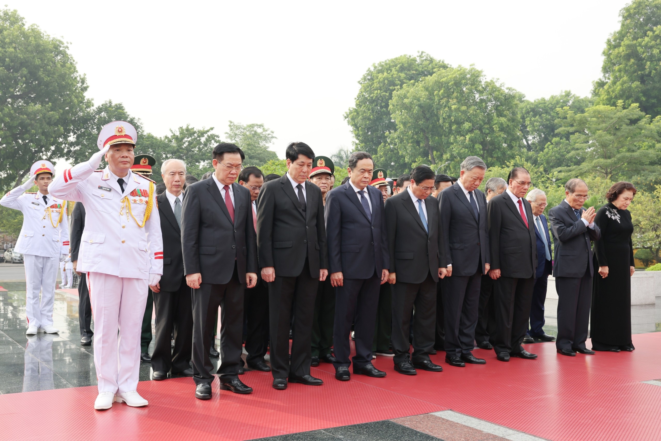 View - Lãnh đạo Đảng, Nhà nước viếng Chủ tịch Hồ Chí Minh và các Anh hùng liệt sĩ | Báo Dân trí