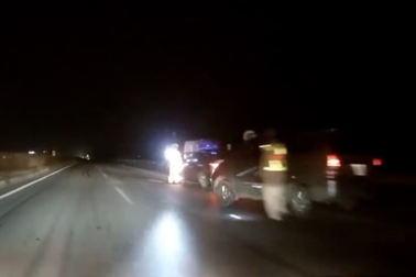 Liều mạng bỏ chạy cảnh sát, tài xế gây va chạm trên đường