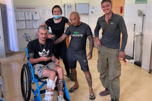 Du khách Pháp bị tai nạn gãy chân, được "anh xăm trổ" hỗ trợ phiên dịch