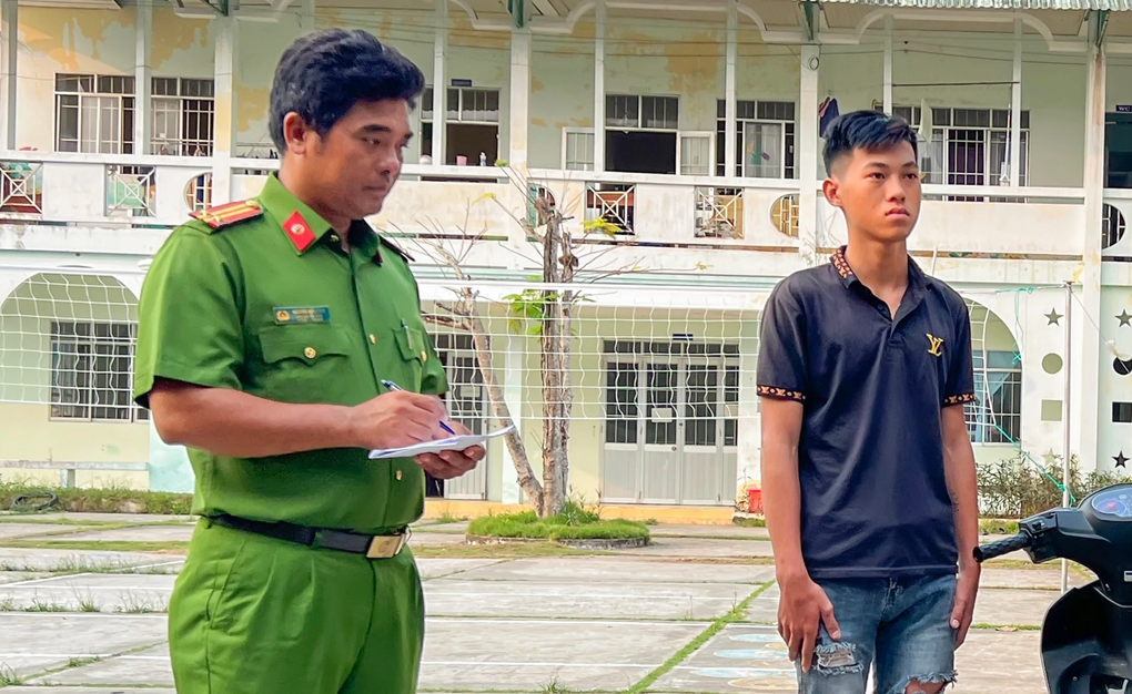 Cặp đôi rủ nhau đi cướp vé số của người mù - 1 Cặp đôi rủ nhau đi cướp vé số của người mù - 1