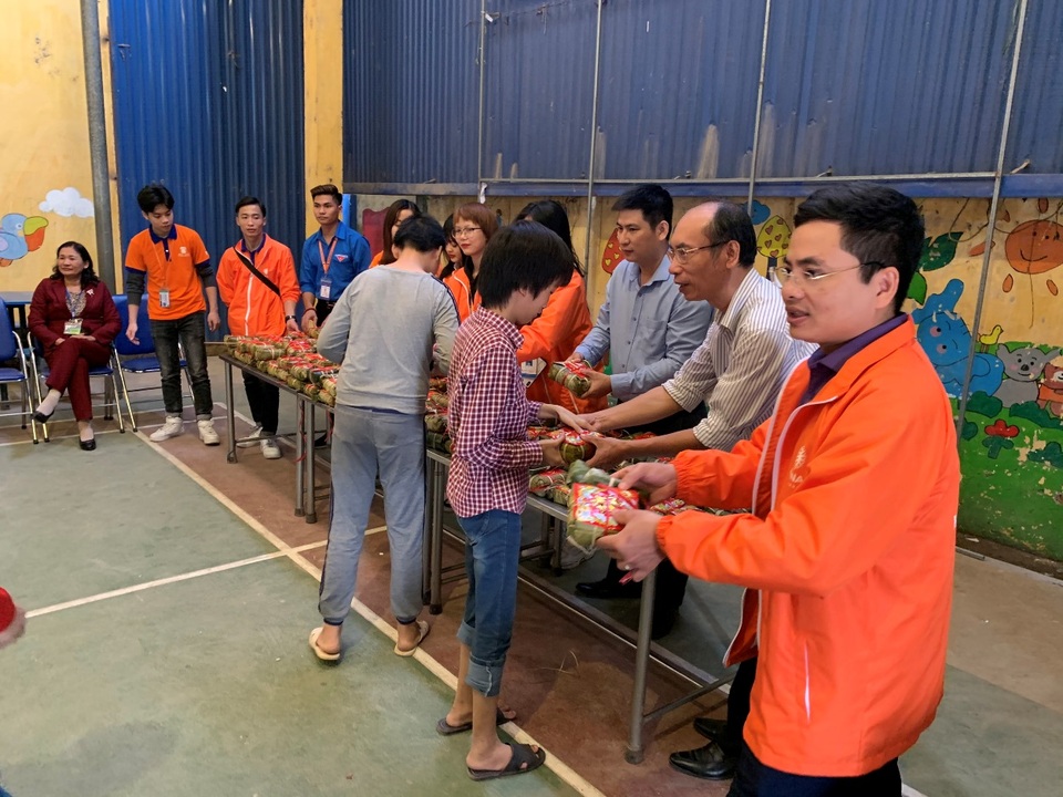 Tấm bánh nghĩa tình đặc biệt của sinh viên dành tới các hoàn cảnh khó khăn - 14 Tấm bánh nghĩa tình đặc biệt của sinh viên dành tới các hoàn cảnh khó khăn - 14