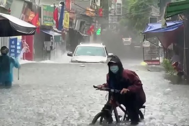 Tình huống ô tô đi qua đường ngập nước gây tranh cãi