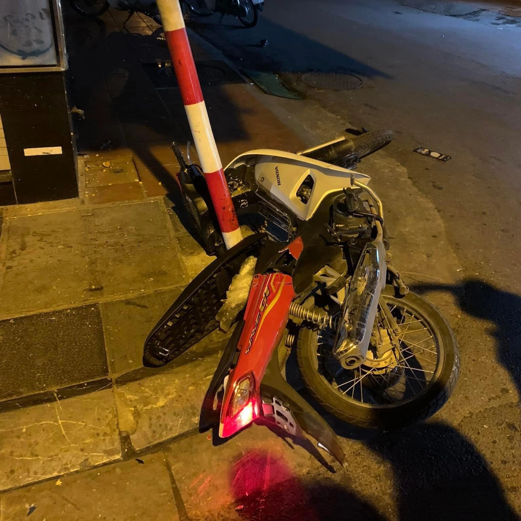 Xe tải đi vào đường cấm tông trúng vợ chồng trẻ, người vợ mang bầu tử vong - 2 Xe tải đi vào đường cấm tông trúng vợ chồng trẻ, người vợ mang bầu tử vong - 2