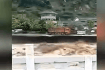 Nước lũ làm sập đường, cuốn phăng xe tải ở Trung Quốc