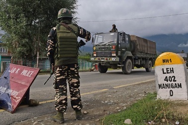 Căng thẳng biên giới Ấn Độ-Trung Quốc: Xe tăng hai bên sẵn sàng khai hỏa