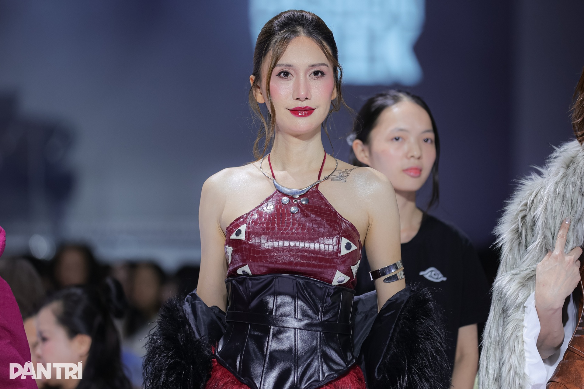 “Chị đẹp” Lynk Lee khoe nét nữ tính trên sàn diễn thời trang - 2