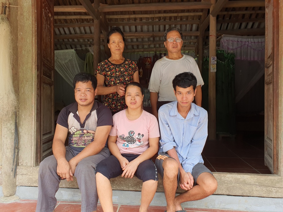 Thương gia đình nghèo lay lắt nuôi 3 đứa con cùng mang bệnh giống nhau - 6 Thương gia đình nghèo lay lắt nuôi 3 đứa con cùng mang bệnh giống nhau - 6