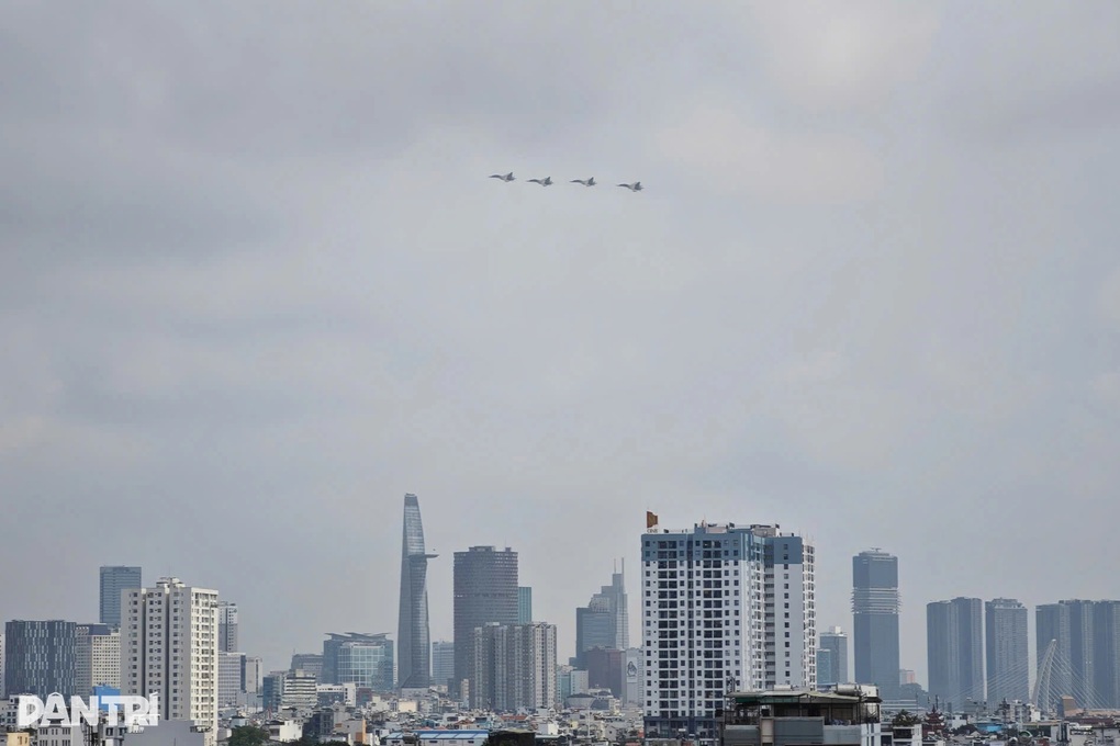 38 khối hợp luyện diễu binh tại TPHCM tối 18/4, tuyến đường nào bị cấm? - 1