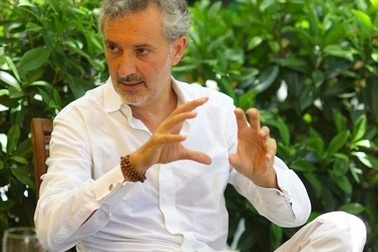 Đại sứ Ý ăn kem ngay trên đường phố thủ đô