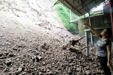 Hàng trăm khối đất đá "rình" đổ ụp xuống 30 hộ dân
