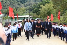 Trưởng ban Dân vận Trung ương, Bộ trưởng Bộ GD&ĐT thăm các trường ở Kon Tum