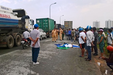 “Hung thần” container cán nát xe máy, 2 người thương vong.