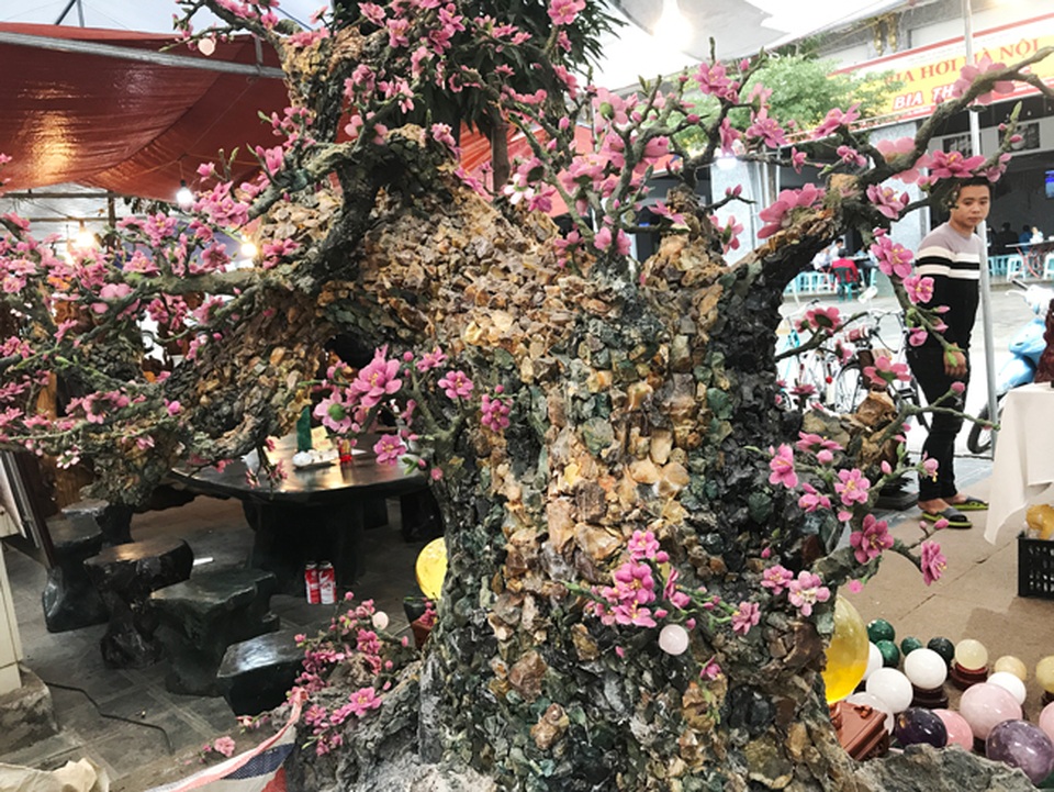 Gom đá quý kết thành cây đào nặng 2 tấn, có tiền cũng khó mua - 12 Gom đá quý kết thành cây đào nặng 2 tấn, có tiền cũng khó mua - 12