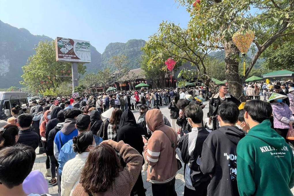 Những điểm du xuân đông kín người đến ngộp thở ở Ninh Bình - 13 Những điểm du xuân đông kín người đến ngộp thở ở Ninh Bình - 13