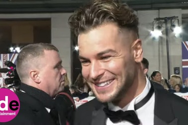 Chris Hughes điển trai trên thảm đỏ