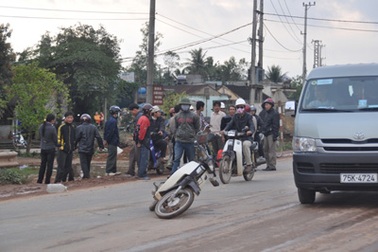 Quảng Trị: Xe máy va quệt ô tô, 1 người chết