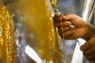 Nỗi sợ biến thể Omicron và lạm phát thúc đẩy giá vàng tăng