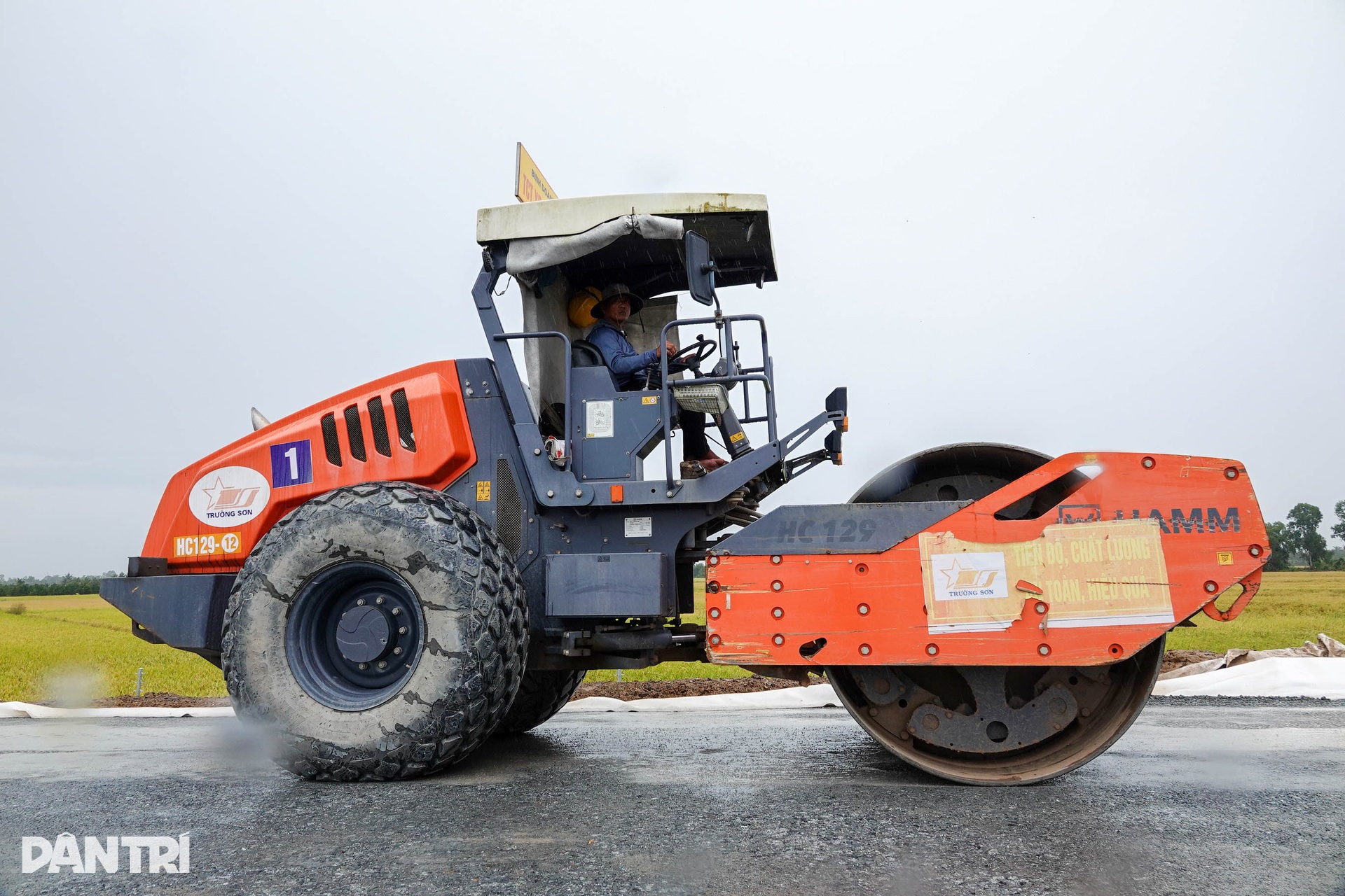 Hàng nghìn công nhân đội mưa chạy đua hoàn thành 110km cao tốc ở miền Tây - 3 Hàng nghìn công nhân đội mưa chạy đua hoàn thành 110km cao tốc ở miền Tây - 3