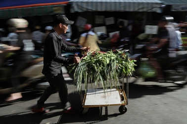 Nhộn nhịp chợ Tết Đoan Ngọ ở TPHCM