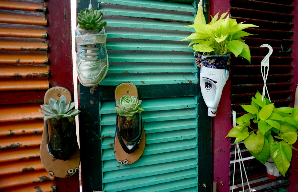 Cà phê biến rác thành đồ trang trí.jpg