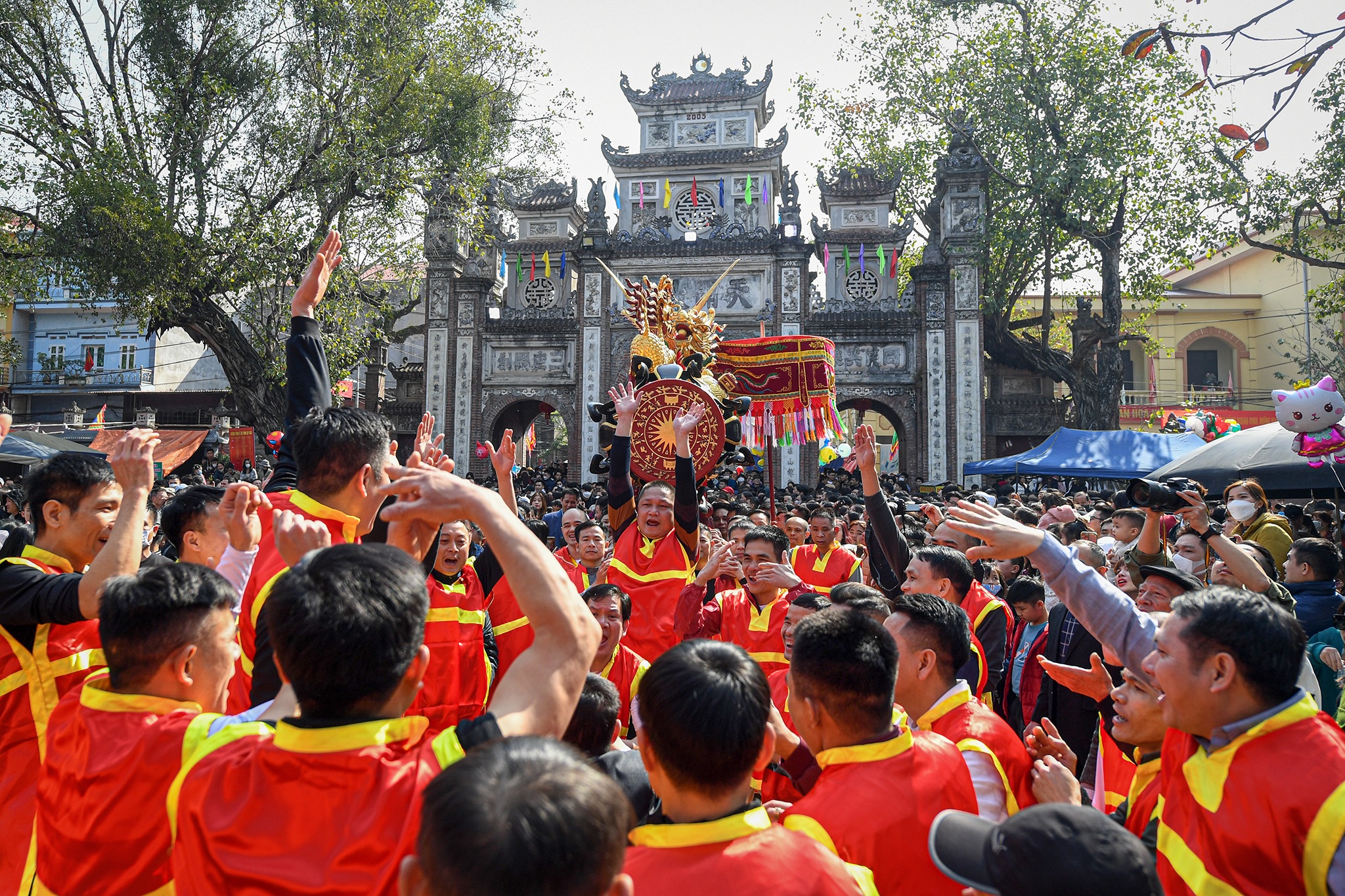 Rước pháo Đồng Kỵ rực rỡ, sôi động mở đầu tháng lễ hội trải khắp miền Bắc - 10