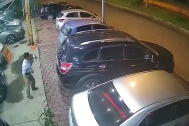 Tài xế quên kéo phanh tay, ô tô trôi tự do ra đường