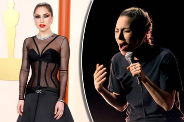 Lạ đời như Gaga: Xuất hiện đẹp "ngút trời", lên sân khấu lại để mặt mộc