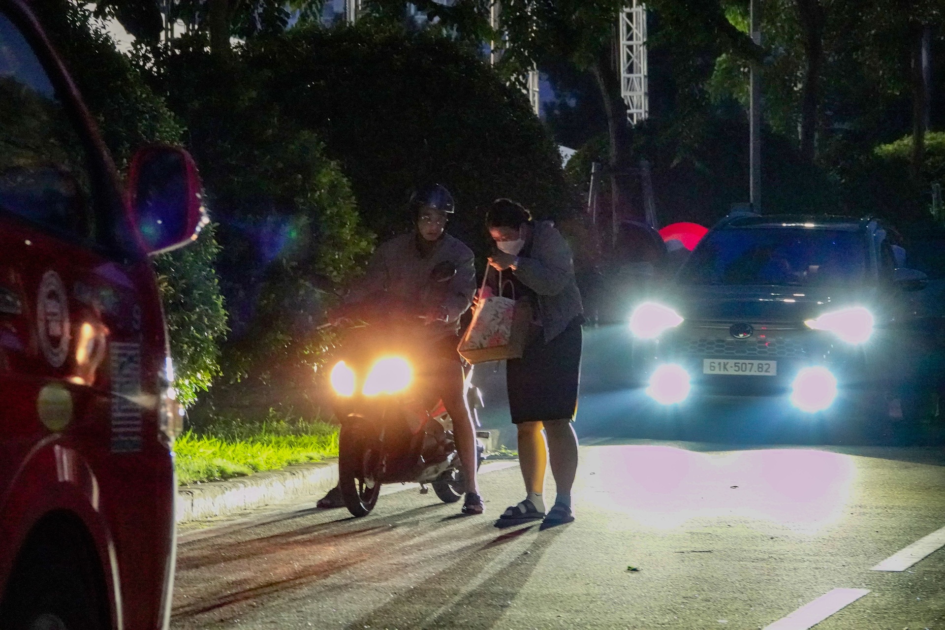 Nữ cán bộ chạy xe máy 80km đi làm, gác chuyện nội trợ để lo công việc - 1 Nữ cán bộ chạy xe máy 80km đi làm, gác chuyện nội trợ để lo công việc - 1