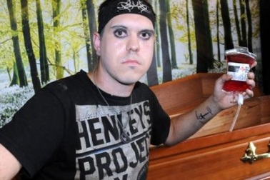 Anh: Uống máu, ngủ trong quan tài như ma cà rồng