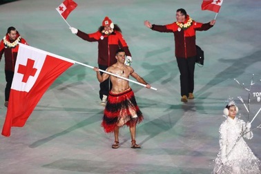 Vận động viên cởi trần diễu hành ở khai mạc Olympic mùa Đông giữa trời -3 độ C