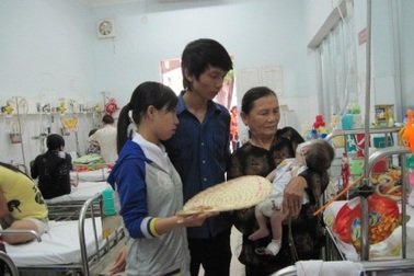 Bé Nhân Nghĩa thăm “nhà” Dân trí