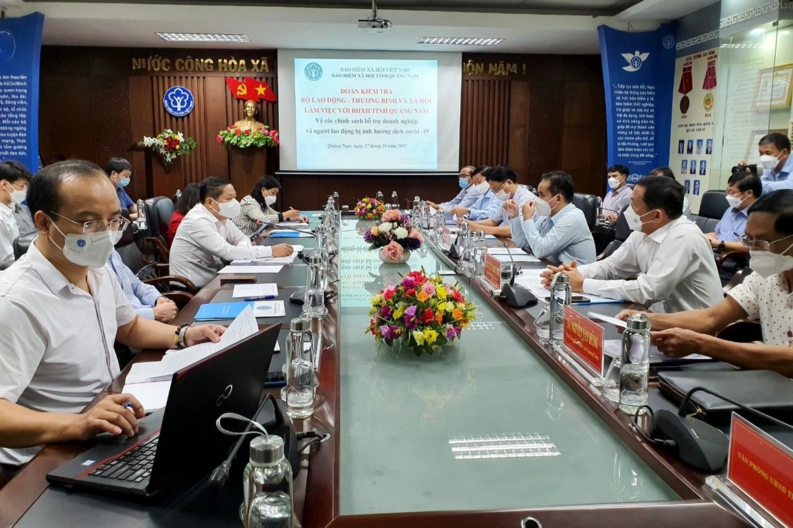 Biểu dương cán bộ làm việc không ngày nghỉ để tiền hỗ trợ tới tay người dân - 3 Biểu dương cán bộ làm việc không ngày nghỉ để tiền hỗ trợ tới tay người dân - 3