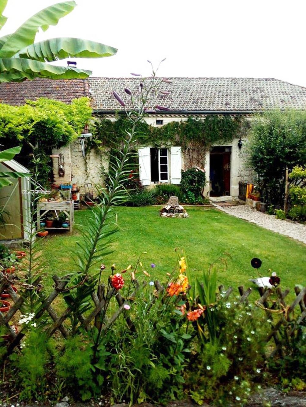 Cuộc sống gần gũi thiên nhiên trong khu vườn 2500m2 của cô gái 23 tuổi - 1 Cuộc sống gần gũi thiên nhiên trong khu vườn 2500m2 của cô gái 23 tuổi - 1