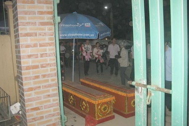 Xử lý hành chính vụ “khủng bố” bằng quan tài 