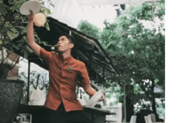 “Kẻ tung người hứng” món cơm niêu đập “biết bay” ở Sài Gòn