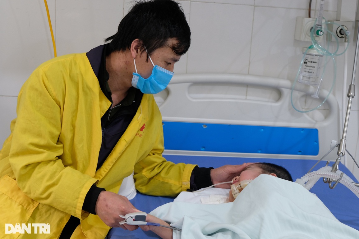 Không có tiền, cậu bé HMông bị viêm não có nguy cơ bỏ viện về chờ chết - 4 Không có tiền, cậu bé HMông bị viêm não có nguy cơ bỏ viện về chờ chết - 4