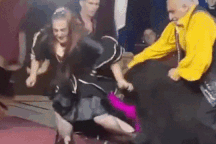 Gấu lao vào tấn công người huấn luyện ngay trên sân khấu