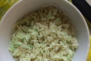 Hoang mang vì gạo chuyển màu xanh sau khi ngâm nước