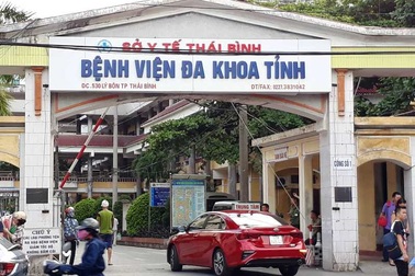 Hai cháu bé bị bố đánh qua cơn nguy kịch