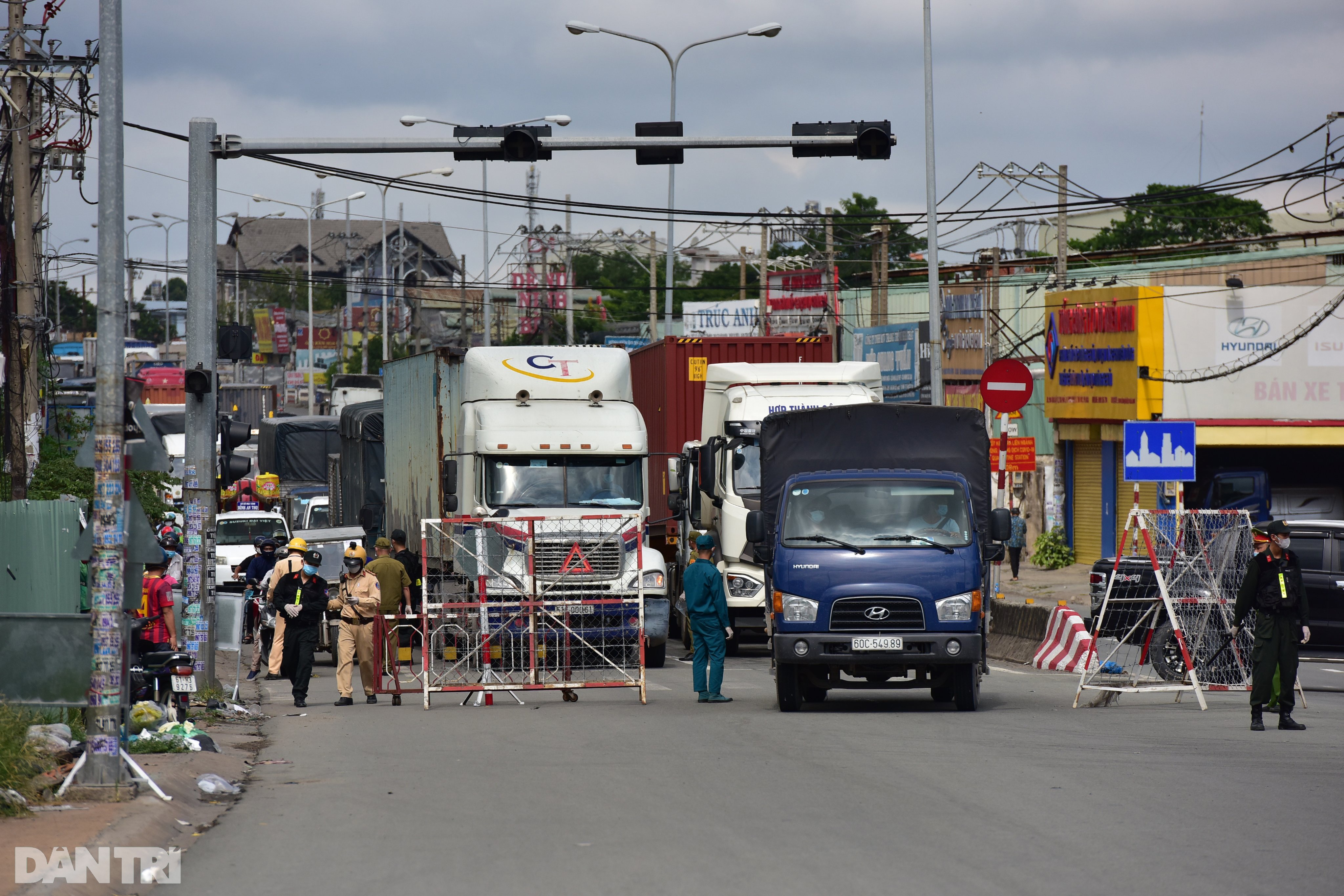 TPHCM: Kẹt xe nhiều kilomet ở cửa ngõ phía Đông ngày đầu giãn cách xã hội - 3 TPHCM: Kẹt xe nhiều kilomet ở cửa ngõ phía Đông ngày đầu giãn cách xã hội - 3
