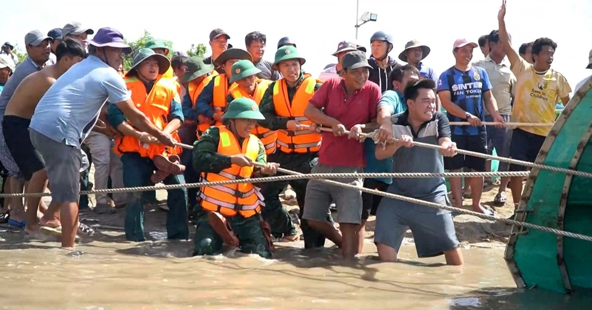 Bộ đội cùng người dân kéo tàu mắc kẹt sau lũ ở Lâm Đồng
