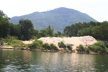 Vụ dân dàn "trận địa" cọc tre kín mặt sông chống tàu cát: Yêu cầu dừng khai thác!