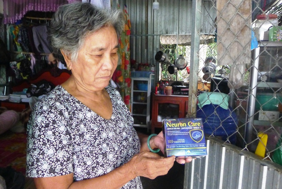 Xót xa cảnh vợ tâm thần lơ ngơ chăm chồng bị tai biến nằm liệt - 4 Xót xa cảnh vợ tâm thần lơ ngơ chăm chồng bị tai biến nằm liệt - 4