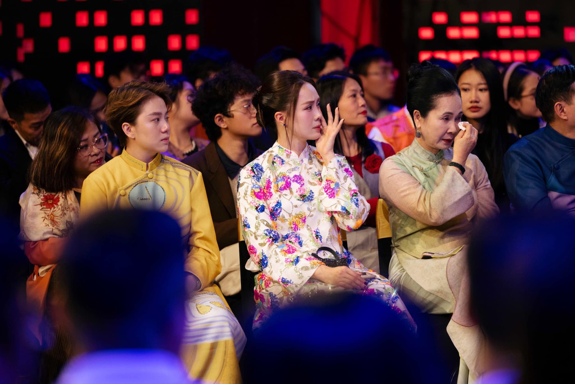 NSND Minh Hòa, Hòa Minzy xúc động khi ghi hình Gala Việc tử tế Tết 2025 - 10 NSND Minh Hòa, Hòa Minzy xúc động khi ghi hình Gala Việc tử tế Tết 2025 - 10