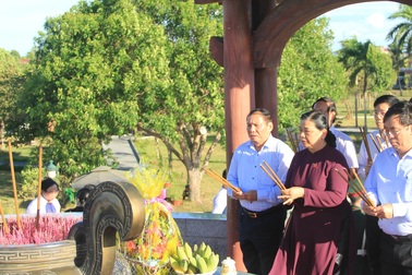 Phó Chủ tịch Quốc hội dâng hương tưởng nhớ anh hùng, liệt sĩ tại Quảng Trị