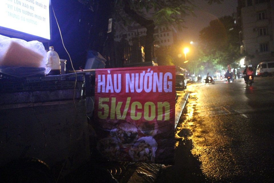 Hàu nướng 5 nghìn đồng đổ bộ vỉa hè Hà Nội, chủ bán 4000 con mỗi ngày - 1 Hàu nướng 5 nghìn đồng đổ bộ vỉa hè Hà Nội, chủ bán 4000 con mỗi ngày - 1