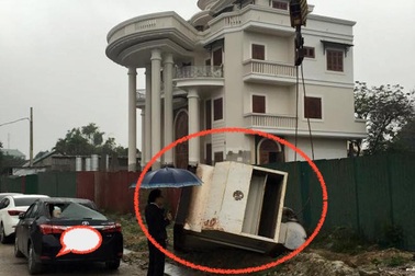 Máy phát điện rơi đè nát "xế hộp"