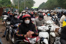 Đường gom đầu đại lộ Thăng Long: Giao thông "tê liệt" trong buổi sáng